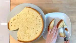 Anleitung zum Ausschneiden des Ohrs für den Pferdekopf-Kuchen aus dem Teigrest