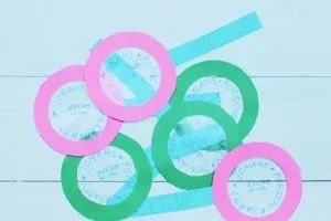 Anleitung zum Basteln von Forscher-Einladungen mit Tonpapier und Folie für einen unvergesslichen Kindergeburtstag