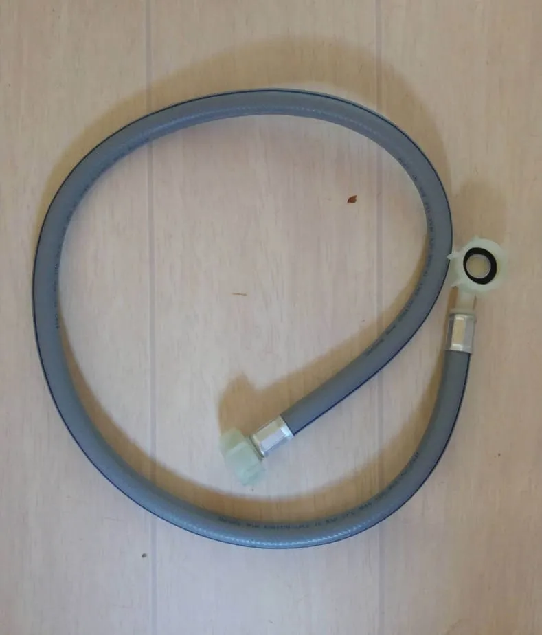 Anschließen des Wasserzulaufschlauchs an die Waschmaschine, zunächst am Gerät