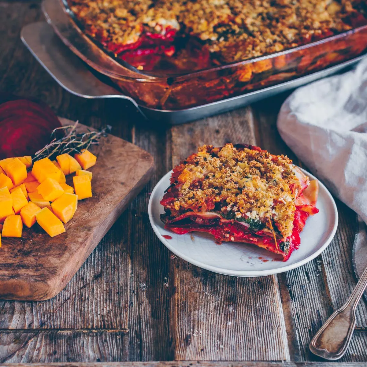 Anschnitt der farbenfrohen Kürbis Lasagne mit Spinat