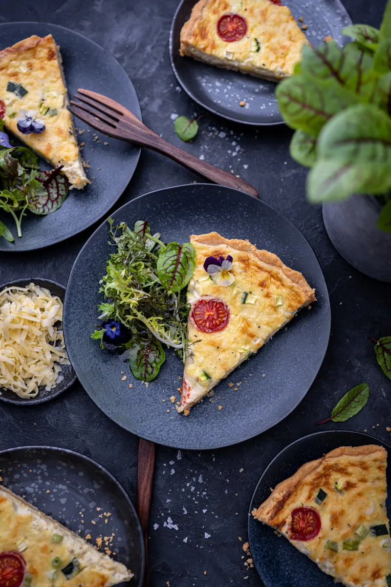 Anschnitt einer cremigen Käse-Quiche, die ihren köstlichen Inhalt preisgibt – perfekt für festliche Anlässe