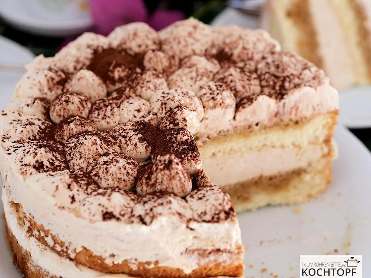 Anschnitt einer cremigen Tiramisu-Torte mit sichtbaren Schichten, ideal als Geburtstagskuchen für den 21. Geburtstag.