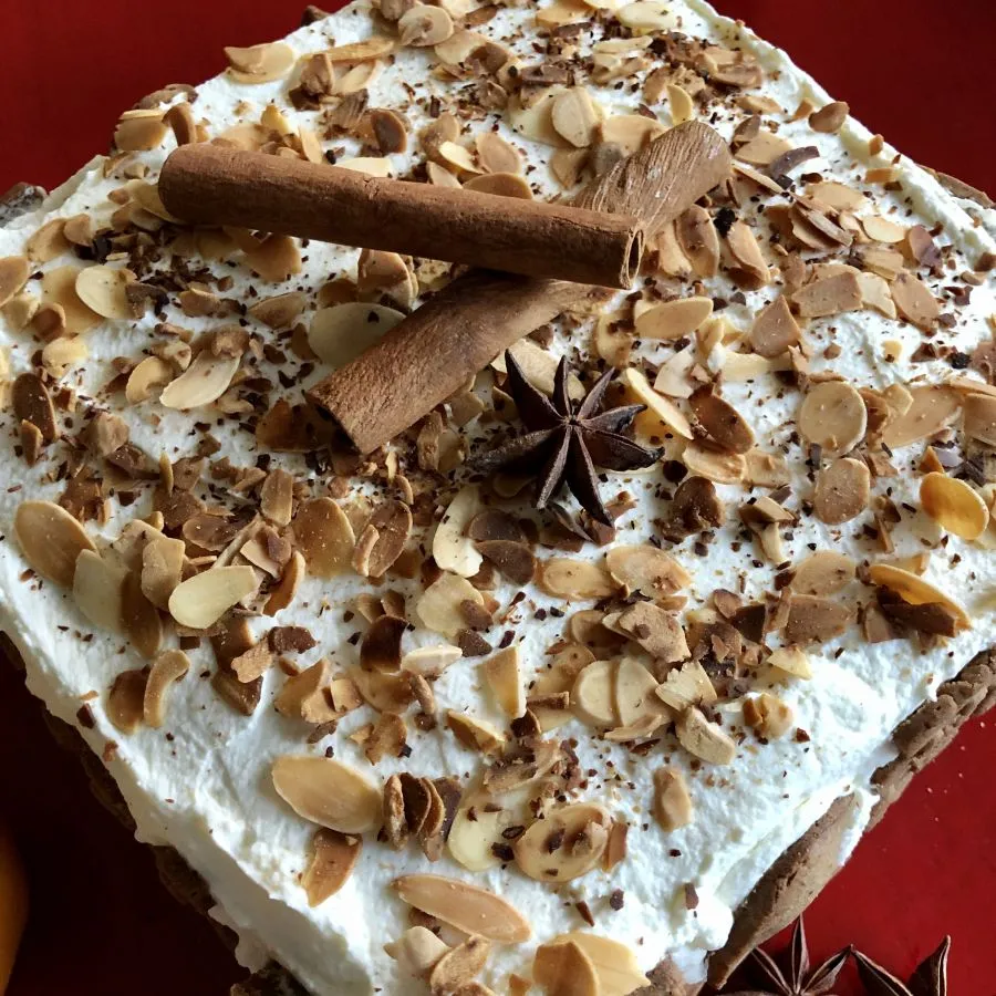 Anschnitt einer glutenfreien Spekulatius Sahne Torte mit fruchtiger Mandarinenfüllung