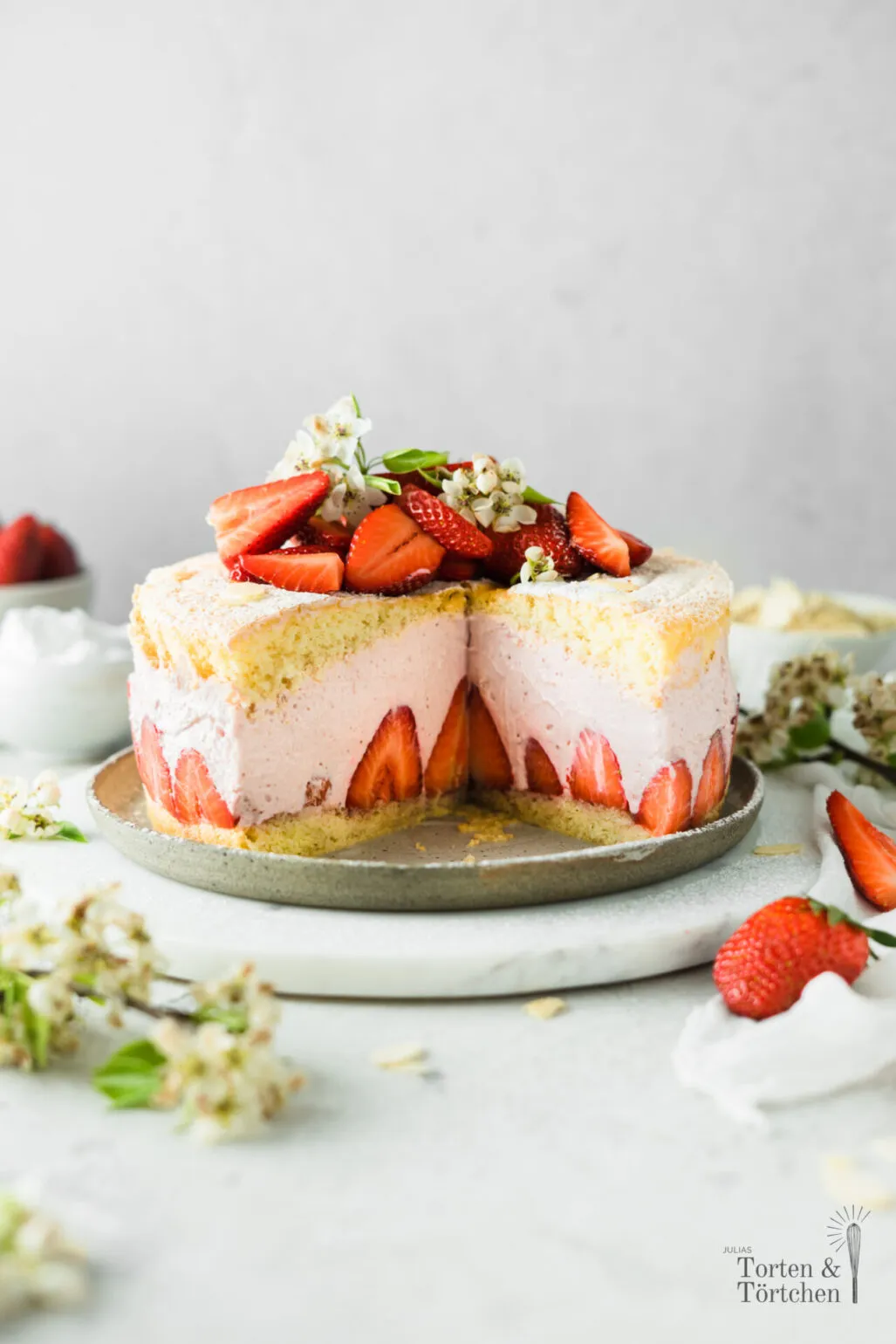 Anschnitt einer köstlichen Erdbeer Käse Sahne Torte, die die saftigen Erdbeeren und die luftige Käse-Sahne-Creme perfekt zur Geltung bringt. Ein Backerlebnis nach traditioneller Art.