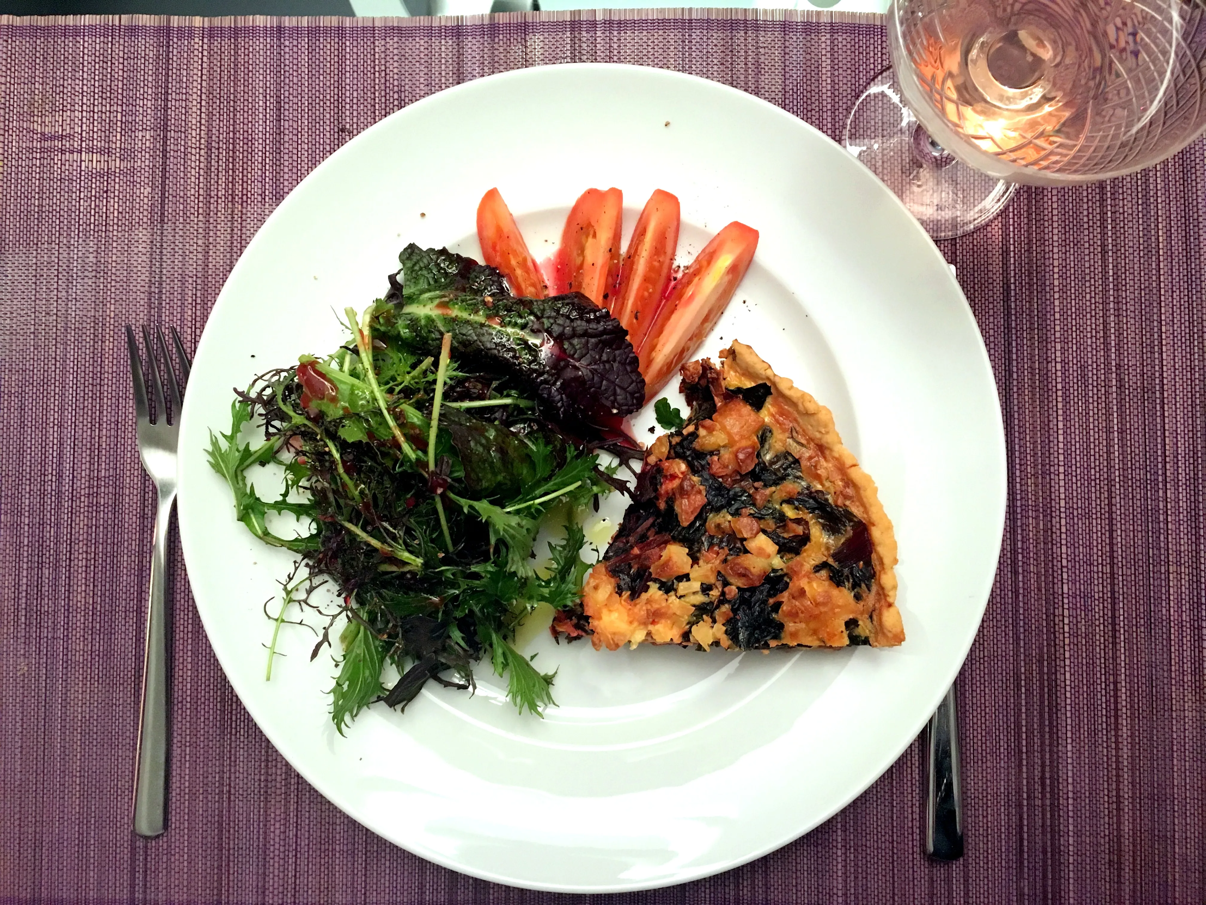 Anschnitt einer Mangold-Spinat-Quiche mit sichtbaren Gemüseschichten