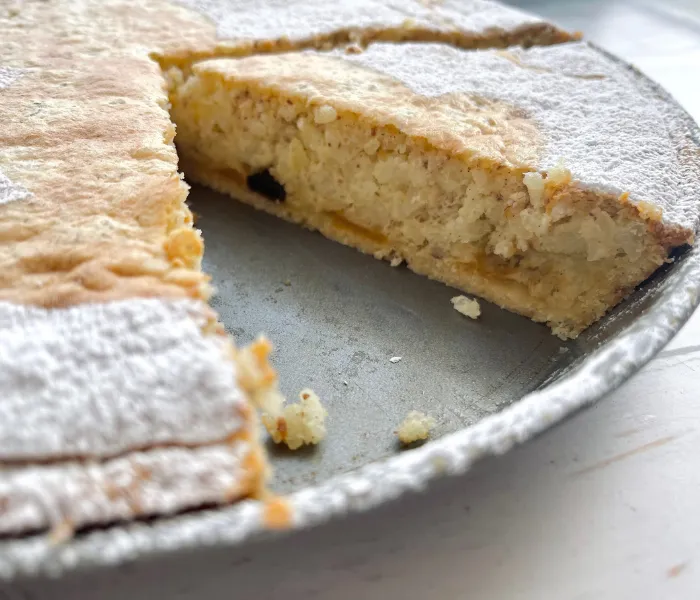 Anschnitt eines cremigen Osterkuchens mit Milchreisfüllung und Rosinen