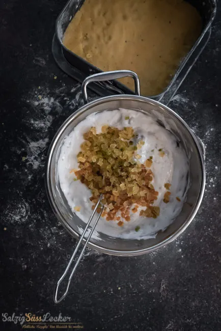 Anschnitt eines Geburtstagskuchens mit Fruchtfüllung und Nussstreuseln