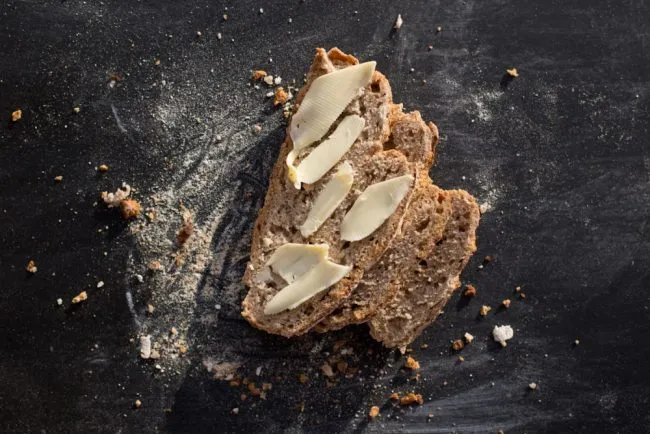 Anschnitt eines perfekt gebackenen Brots ohne Sauerteig: innen luftig, außen knusprig