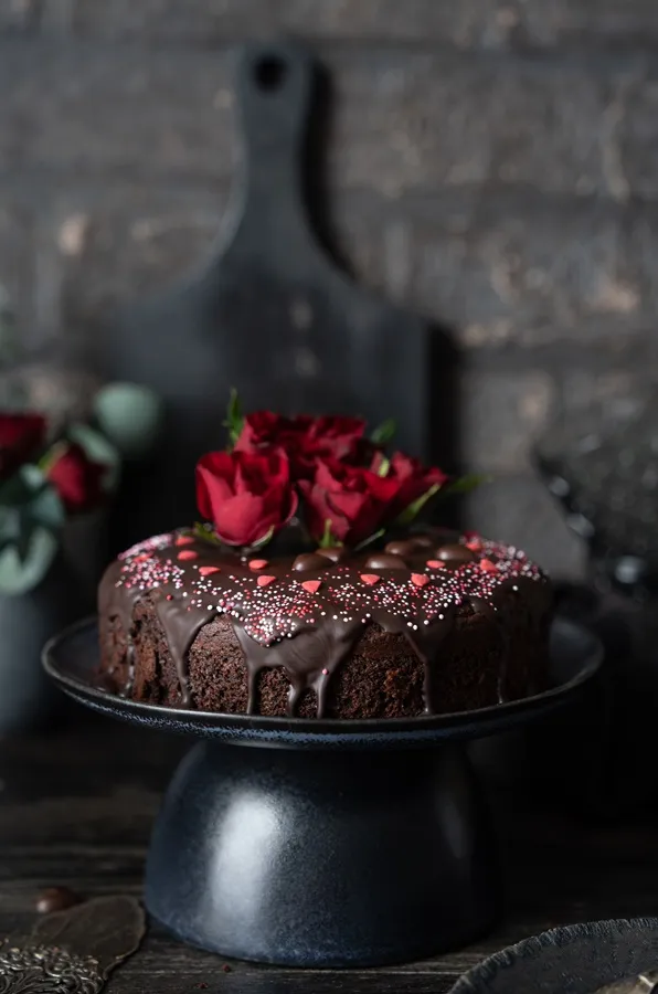 Anschnitt eines saftigen Schokoladenkuchens, perfekt als Kuchen zum 18. Geburtstag