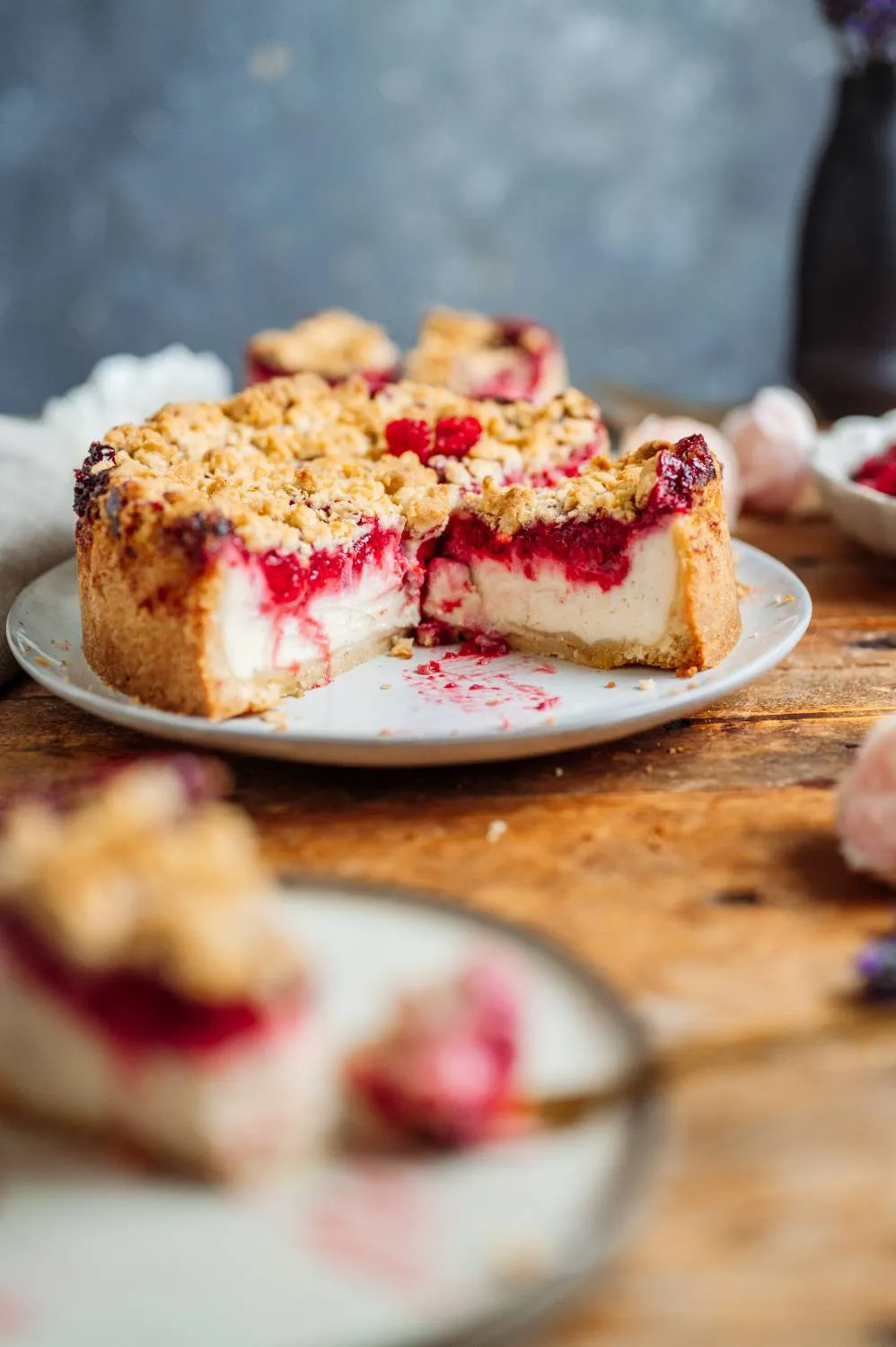 Anschnitt eines sommerlichen Himbeer-Joghurt-Cheesecakes mit Streuseln, perfekt als Geburtstagskuchen