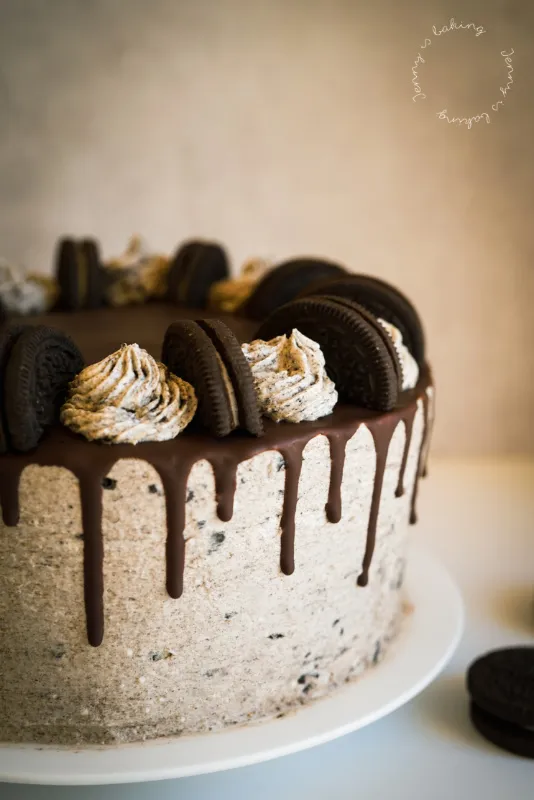 Ansicht des angeschnittenen veganen Oreo-Kuchens mit cremiger Füllung, perfekt für den 20. Geburtstag.