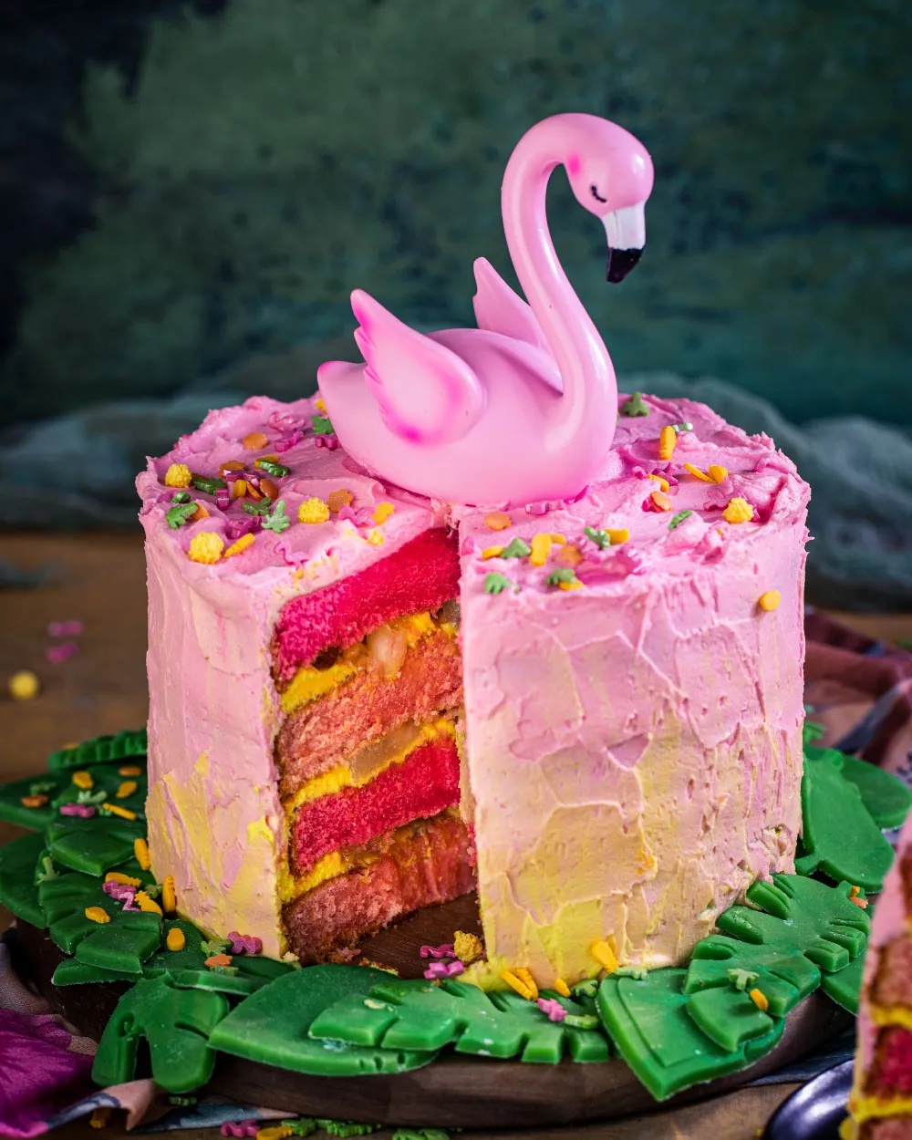 Ansicht des dekorierten Geburtstagskuchens Flamingo mit Streuseln und tropischen Akzenten.