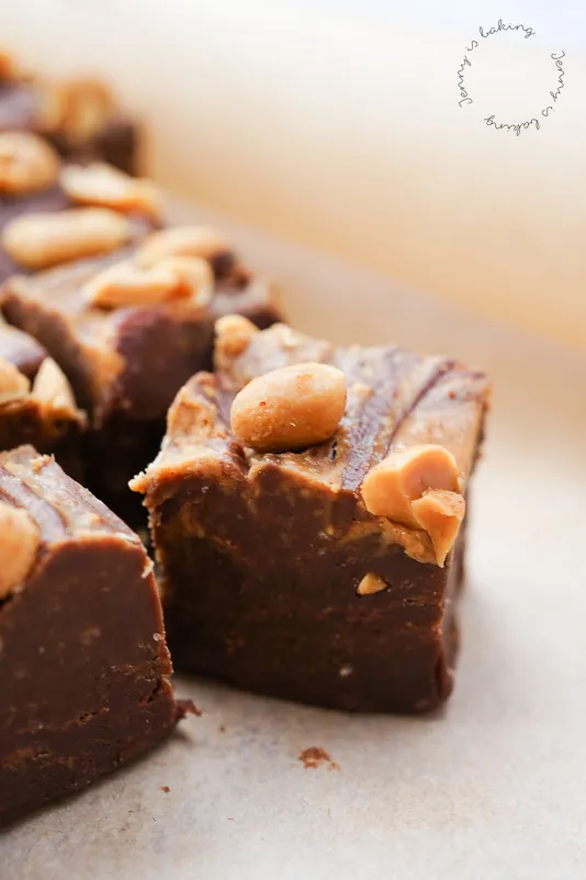 Ansicht des fertigen Erdnuss-Fudge mit Erdnussbutter-Swirl und gesalzenen Erdnüssen, bereit zum Abkühlen und Verpacken als Geschenk.