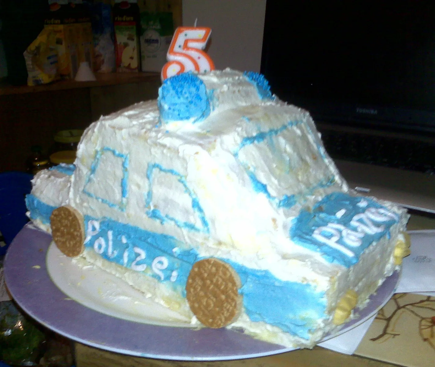 Ansicht des Polizeiauto Geburtstagskuchens von vorne