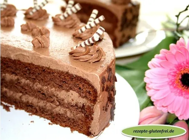 Ansicht einer angeschnittenen glutenfreien Schoko-Sahne-Torte, die cremige Füllung zeigend