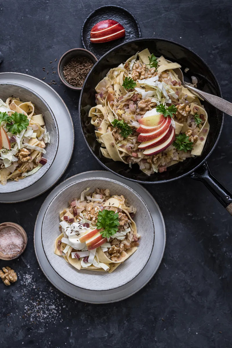 Ansicht einer frisch zubereiteten Krautfleckerl Pfanne auf dem Herd
