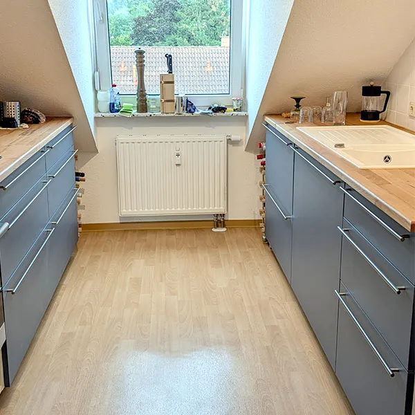 Ansicht einer Küche mit strahlend neuen Küchenfronten, die das Gesamtbild aufwerten