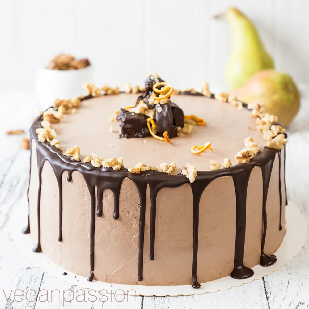 Ansicht einer Scheibe veganer Walnuss-Birnen-Torte mit Schokomousse