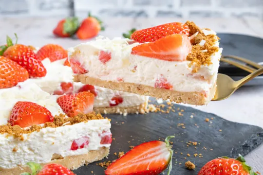 Ansicht einer sommerlichen Erdbeer Philadelphia Sahne Torte, bereit zum Servieren.