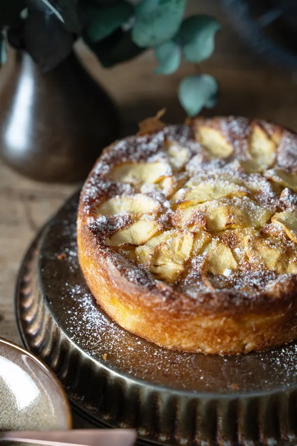 Ansicht eines frisch gebackenen französischen Apfelkuchens (Gateau Invisible) mit hohem Apfelanteil