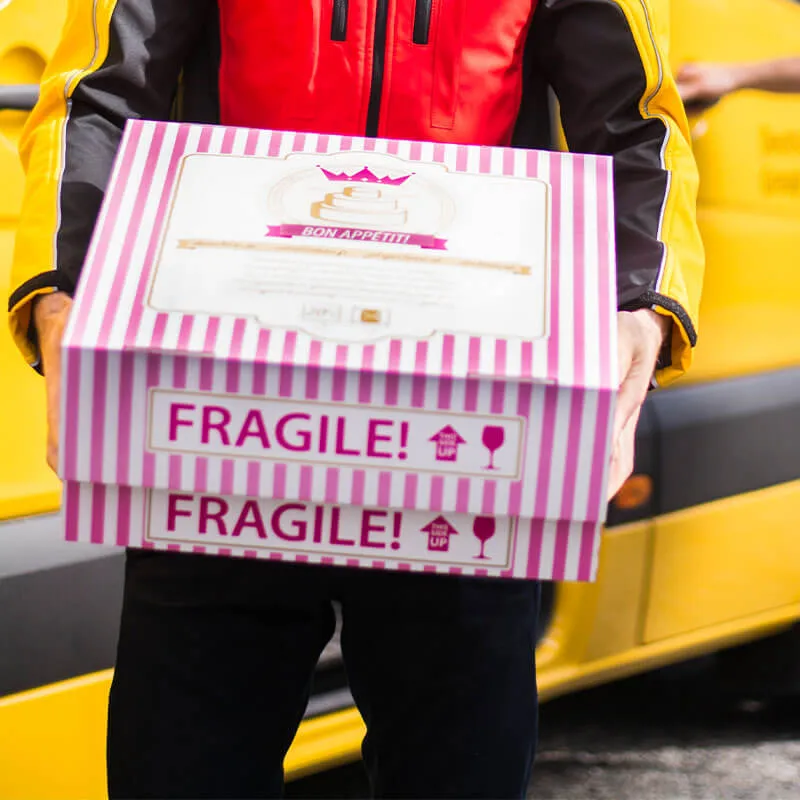 Ansicht von DHL und UPS Express Paketen bereit für den Tortenversand