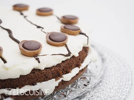 Ansicht von oben auf den selbstgemachten Toffifee Geburtstagskuchen