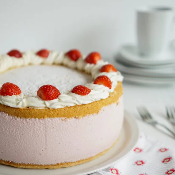Ansicht von oben auf eine runde Erdbeer-Käsesahnetorte, ideal für die Kaffeetafel