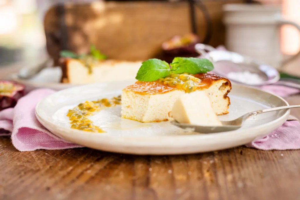 Ansicht von oben auf einen frisch gebackenen Low Carb Käsekuchen ohne Boden mit Zitronenzesten