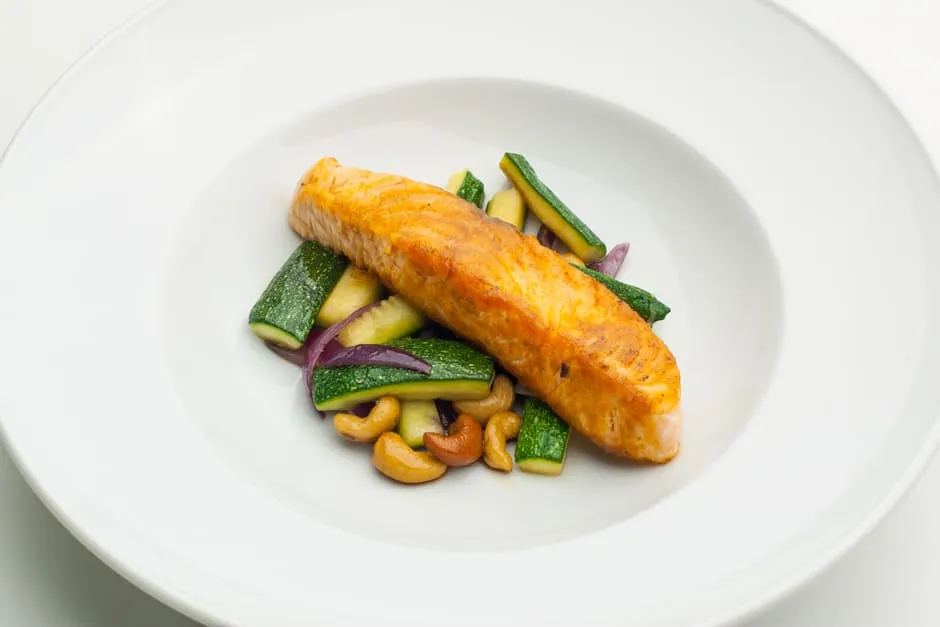 Ansprechend angerichteter Lachs mit Zucchinigemüse, ein gesundes Low-Carb-Gericht für die Diät
