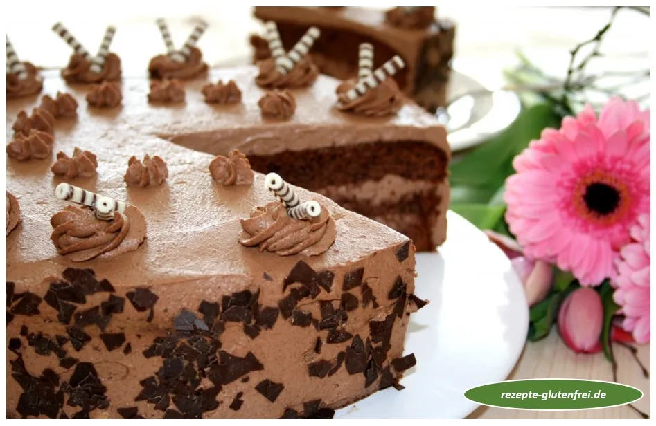 Ansprechende fertige glutenfreie Schoko-Sahnetorte dekoriert mit Schokoraspeln und Sahnetuffs