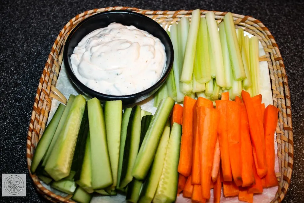 Ansprechende Präsentation von Gemüsesticks und cremigen Dips