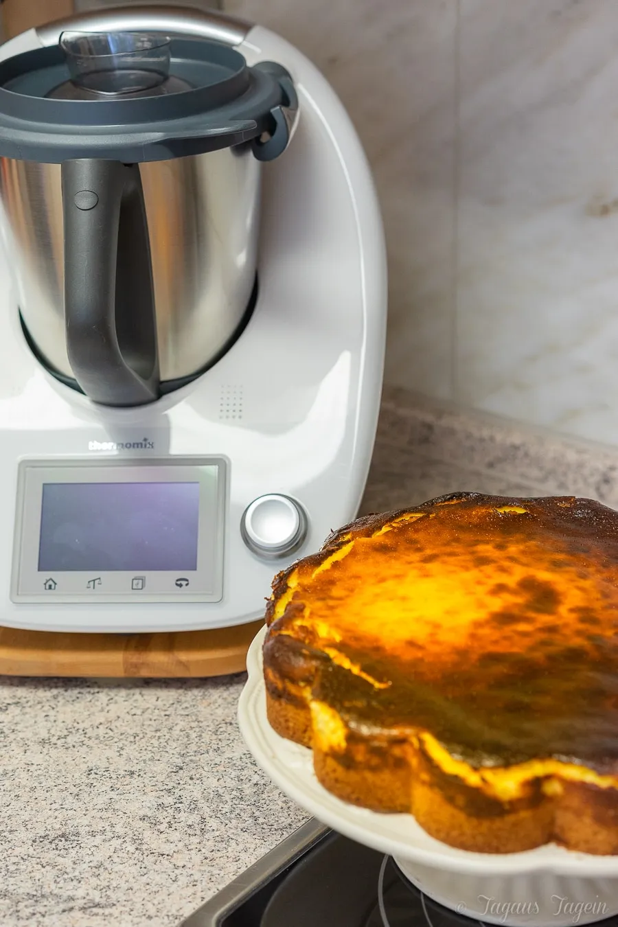 Ansprechender Kuchenanschnitt mit Früchten, zubereitet mit Thermomix, ideal für einen schnellen Genuss.