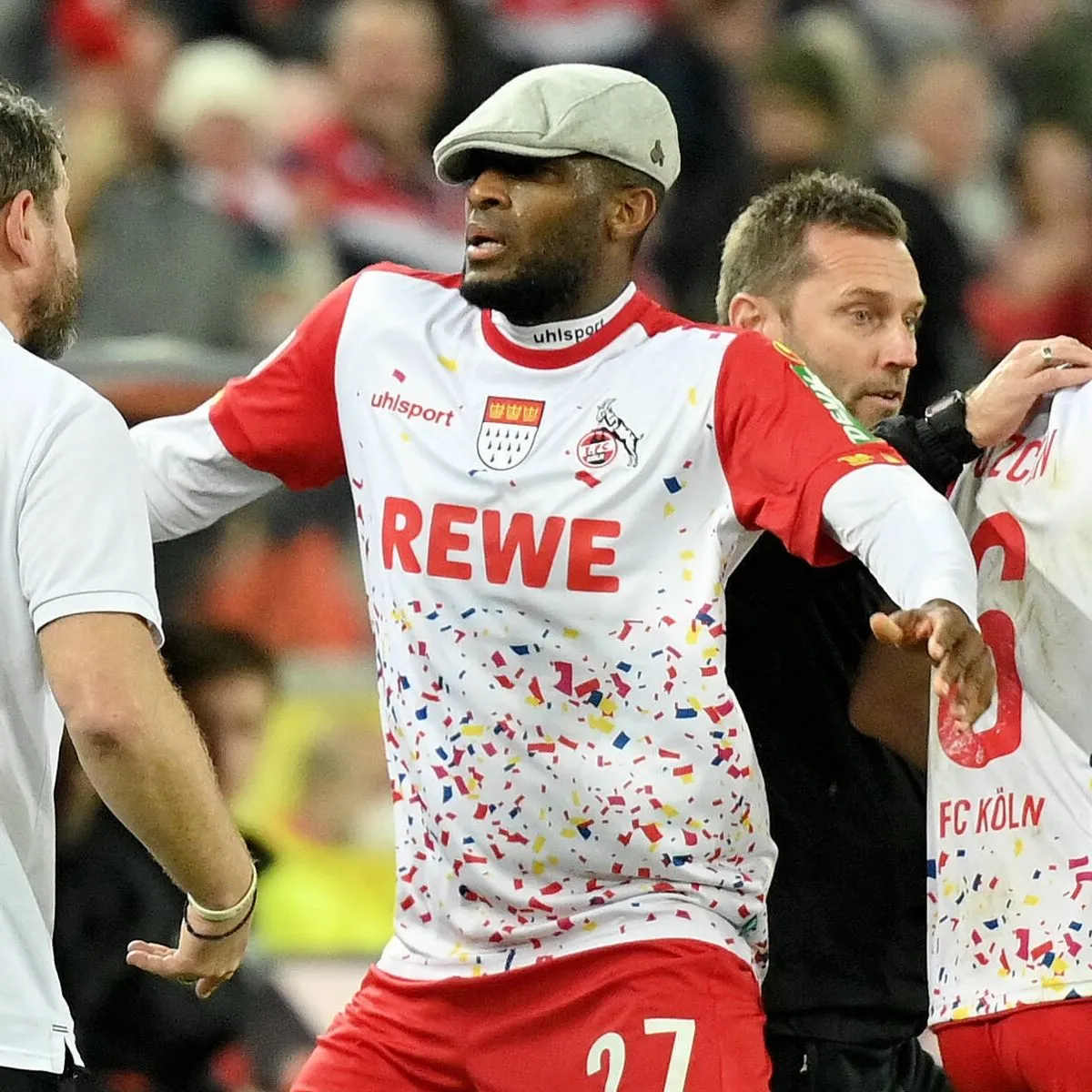 Anthony Modeste feiert euphorisch mit FC Köln Trainer Steffen Baumgart nach seinem Last-Minute-Ausgleich gegen Hertha BSC in der Bundesliga.