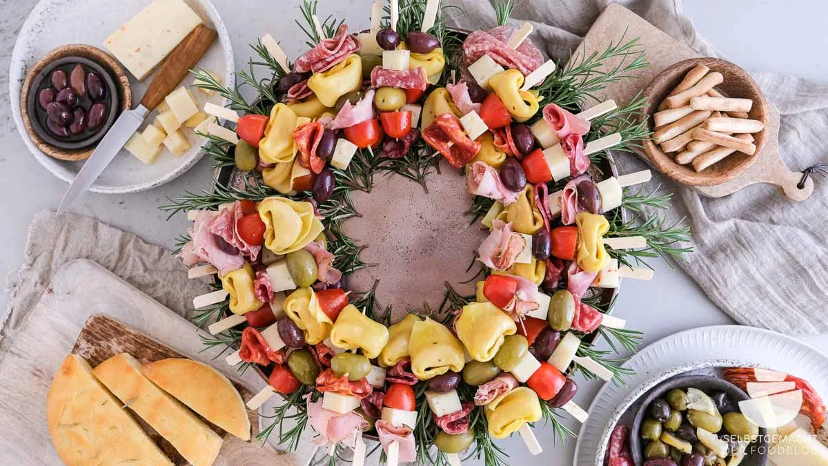 Antipastikranz als einfache, beeindruckende Vorspeise