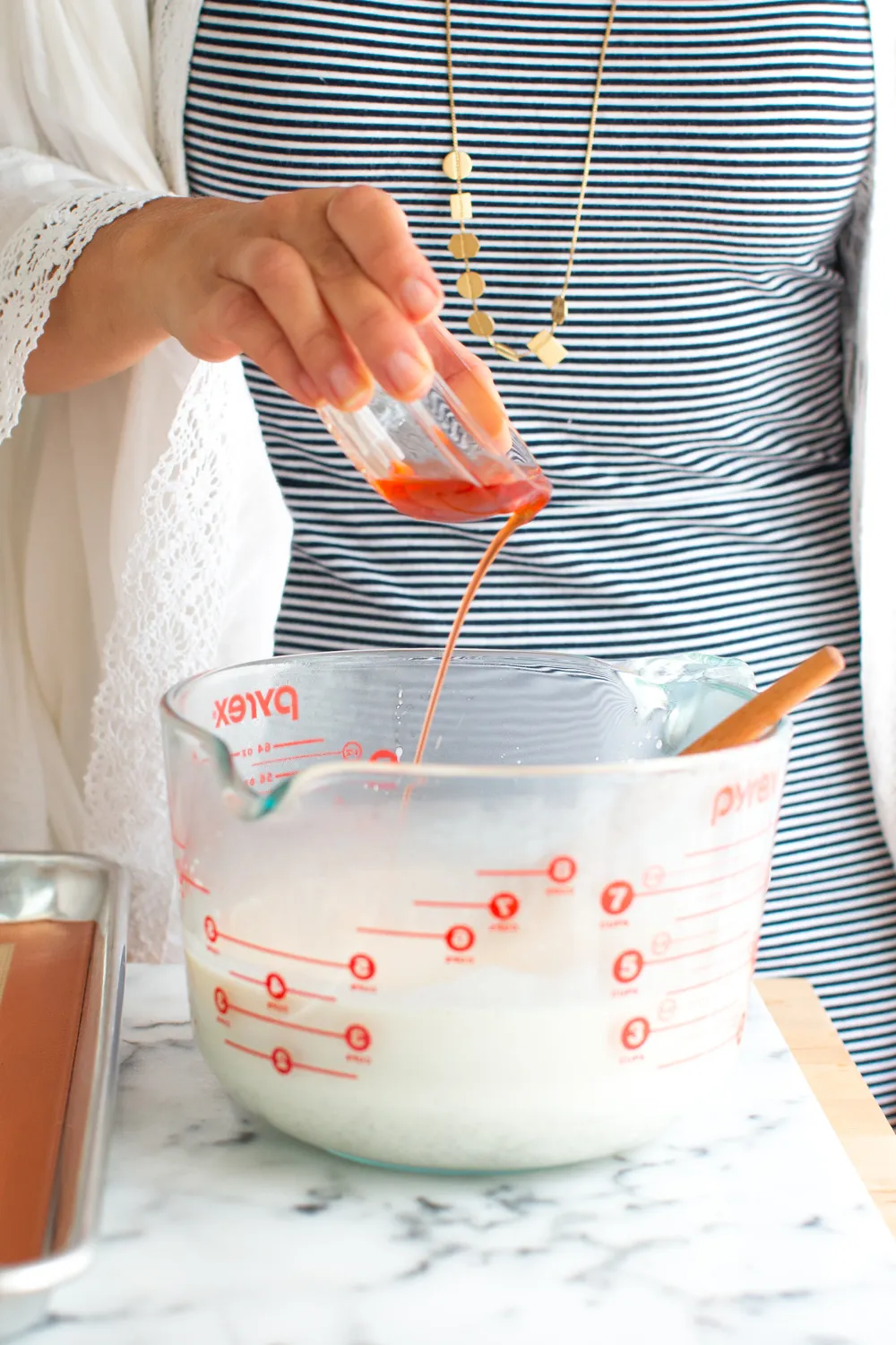 Aperol in Panna Cotta gießen