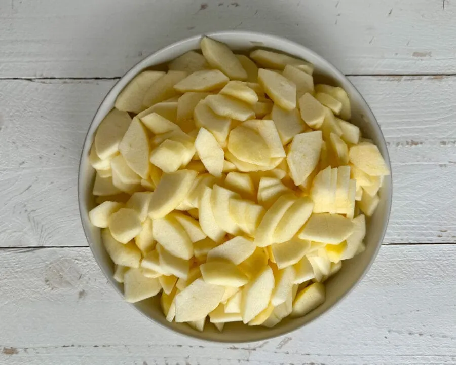 Äpfel geschnitten für Hefe-Apfelkuchen mit Streusel.