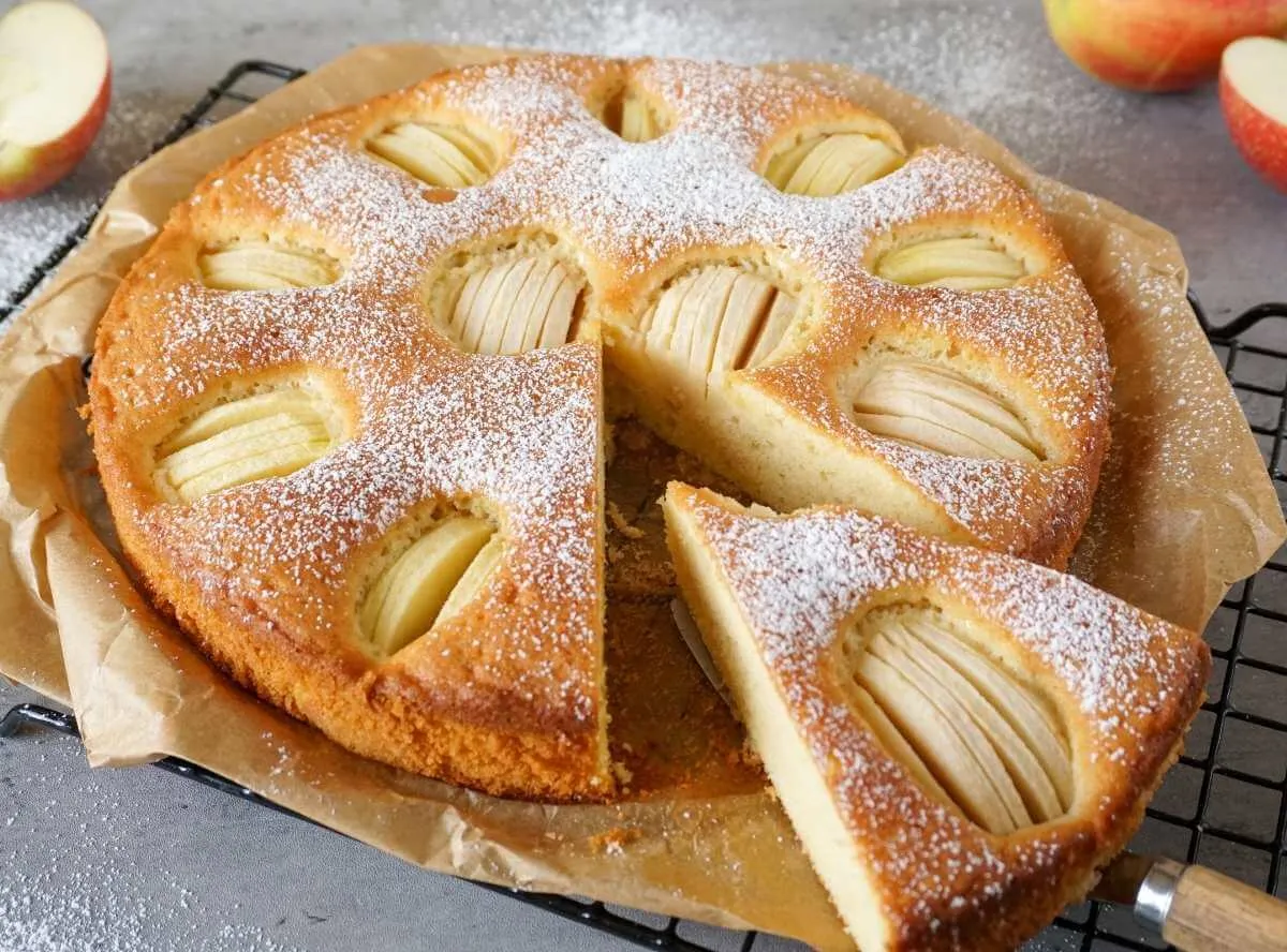 Äpfel werden für den Apfelkuchen vorbereitet