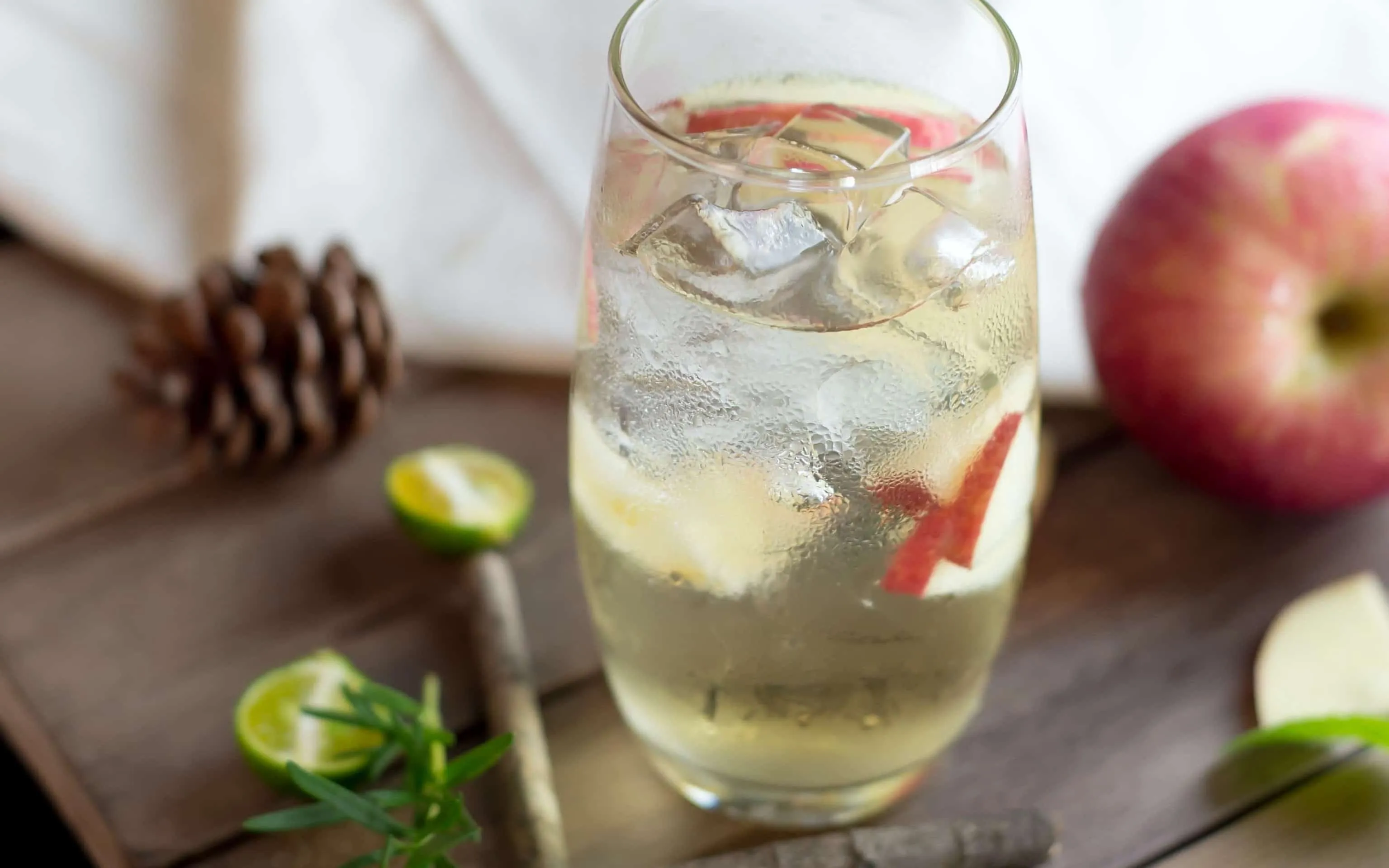 Apfelessig in Wasser verdünnt zur Unterstützung von Stoffwechsel und Säure-Basen-Haushalt