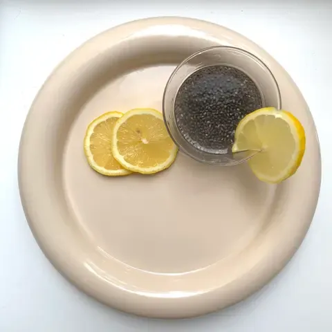 Apfelessigflasche im morgendlichen Sonnenlicht