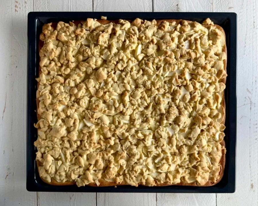Apfelkuchen mit Hefeteig und Streusel nach dem Backen goldbraun.