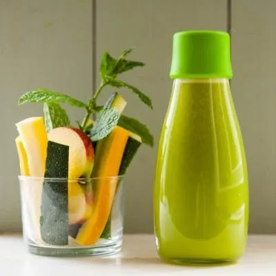 Apfelsaft mit Zucchini, Minze und Zitrone