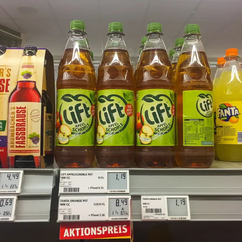 Apfelschorle in einer Flasche