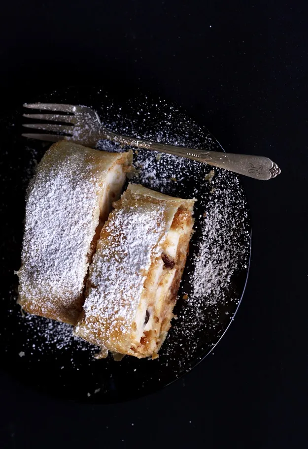 Apfelstrudel in Stücke geschnitten und mit Puderzucker bestäubt, bereit zum Genießen, ein klassisches Strudel Rezept aus Österreich