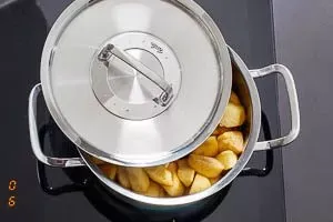 Apfelstücke kochen lassen bis sie weich sind