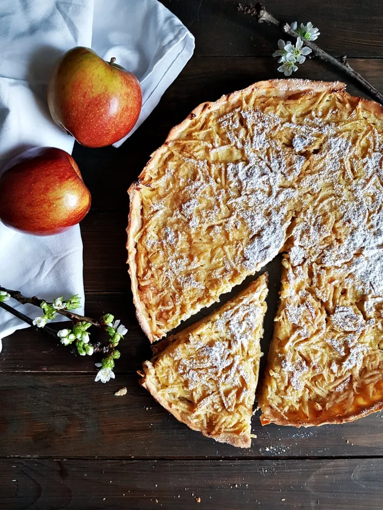 Apfelwähe mit geriebenen Äpfeln und knusprigem Rand – ein traditionelles Rezept.