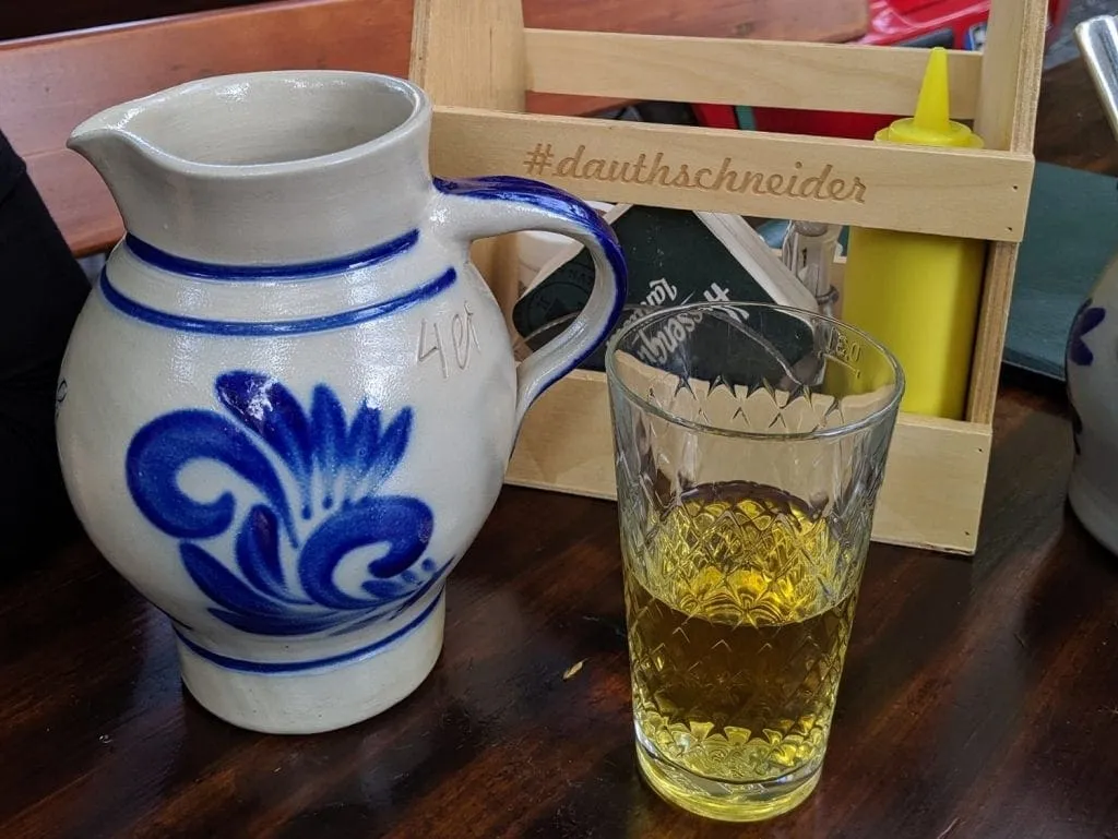 Apfelwein und deftige Speisen auf einem Holztisch in einem Frankfurter Lokal