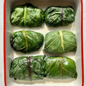 Appetitlich angerichtete Capuns mit geschmolzenem Käse und Salsiz.