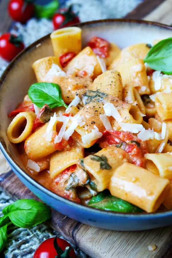 Appetitlich angerichtete One Pot Pasta in einer Schale, verziert mit frischem Basilikum – ein perfektes, schnelles Gericht für die Familie.