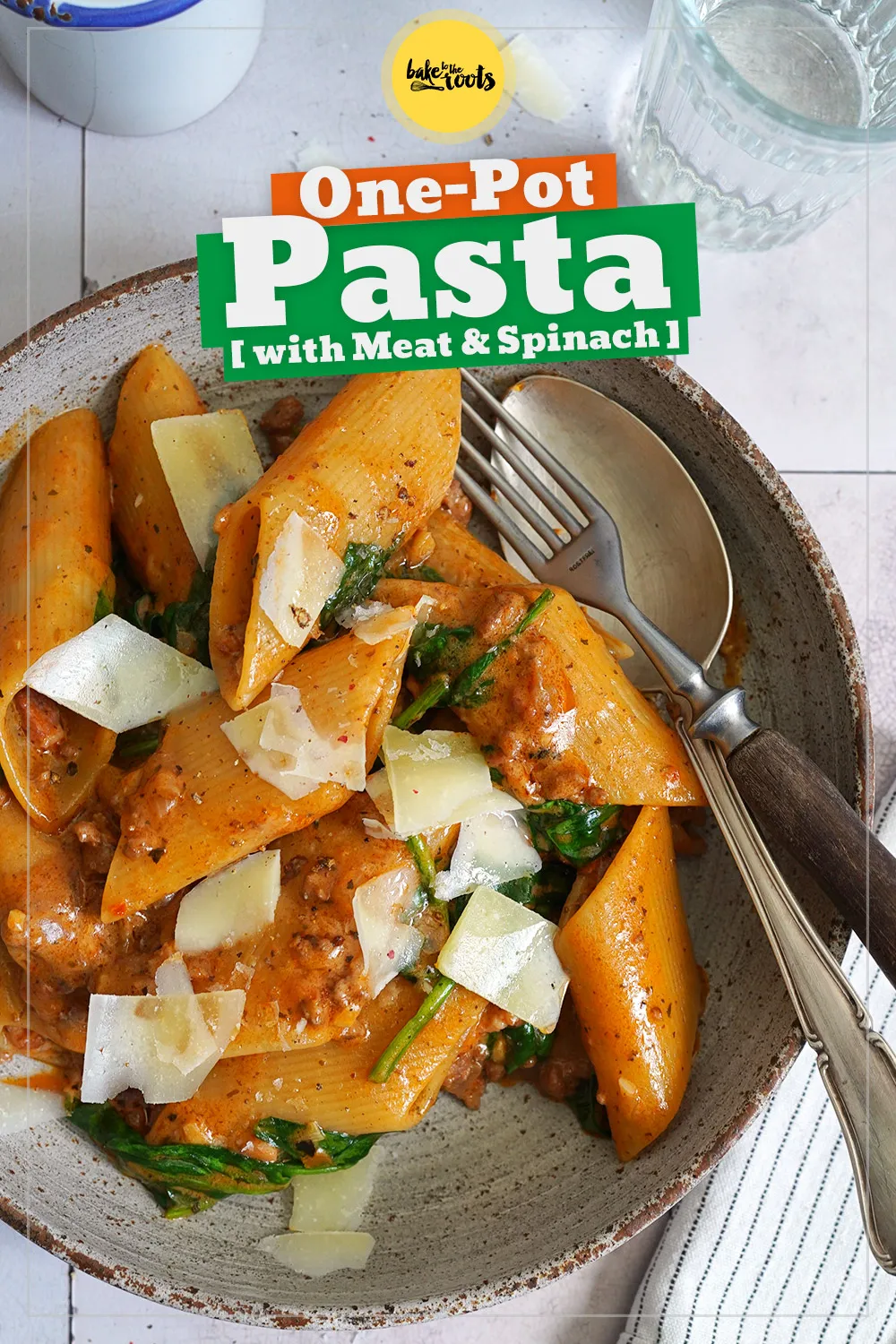 Appetitlich angerichtete One-Pot Pasta mit Spinat, Hackfleisch und Pesto, bestreut mit frischem Basilikum.
