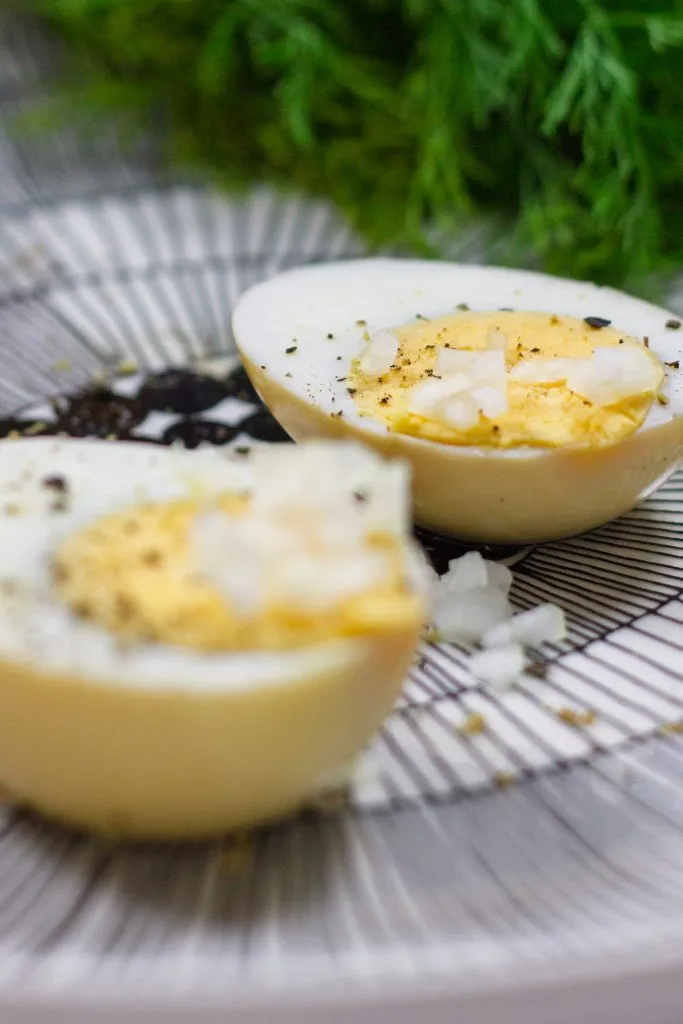 Appetitlich angerichtete Soleier, halbiert und servierfertig mit Senf und Gewürzen.